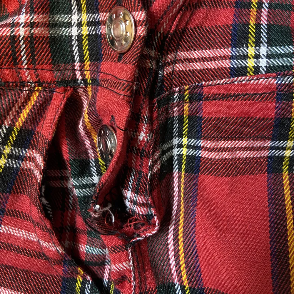 Gothinc röda hängselbyxor som passar perfekt på en randig tröja och nätstrumpbyxor. Det sticker ut lite trådar på ett ställe men annars är skicket bra. Jeans & Byxor.