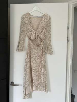 Adoore klänning - Säljer min Adooreklänning, i nytt skick. Använd ett fåtal par gånger. Men kommer inte till användning längre.