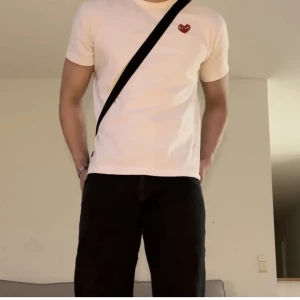 Cdg t-shirt - Vit cdg tröja. Bra skick men använd. Storlek XL men passar M. Skick: 8/10. Nypris 1000kr