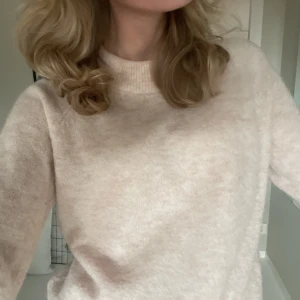 Stickad tröja  - Superfin beige tröja från Lindex💗knappt använd så i superskick, storlek s✨