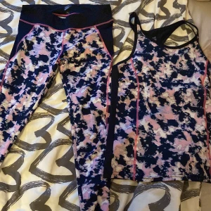 Tränings set - Sjukt snygg tränings set som är använd 2-4 gånger och säljer pga att jag ej använder den mer. Den är i storleken 146-152 men passar också som XS/S pris kan diskuteras vid snabb affär. JAG STÅR INTE FÖR POSTENS SLARV.