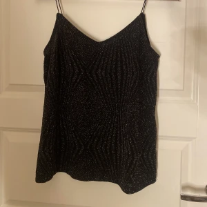 Glittrig topp - Säljer denna snygga glittriga topp från zalando i strlk M som endast använts en gång och är i mycket gott skick💕