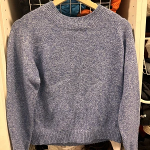 Stickad tröja - Stickad tröja i mörkblått från vero Moda!! Säljer pågrund av att jag inte passar i mörkblåa färger! 