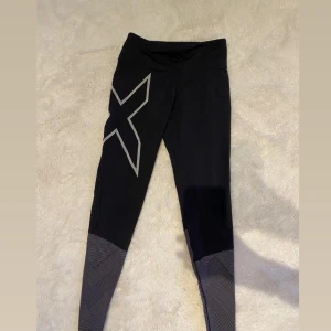 2xu träningbyxor - Snygga träningsbyxor med reflex-detaljer. Inprincip oanvända då de var för små när jag köpte dem. Storleken är ST (smal tall), men jag skulle säga att de är mer xs eftersom dem inte passar mig som brukar ha s 