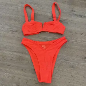 Neon orange bikini från oh polly. Överdel i storlek xs och underdel i storlek s. Använd en gång så i mycket bra skick. Säljer för 200 kr plus frakt. 💖