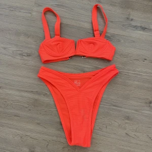 Bikini - Neon orange bikini från oh polly. Överdel i storlek xs och underdel i storlek s. Använd en gång så i mycket bra skick. Säljer för 200 kr plus frakt. 💖