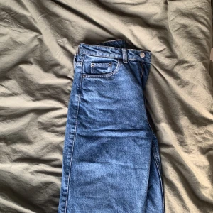 Blå jeans  - Sköna blåa jeans från Weekday. Avklippta på eget initiativ. 