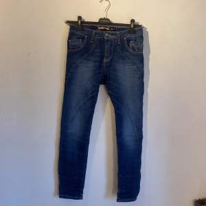 Dam jeans från ”Please” i storlek S. Dem har små fläckar, men annars i väldigt bra skick gott. Medel hög midja och stretchiga i tyget. 