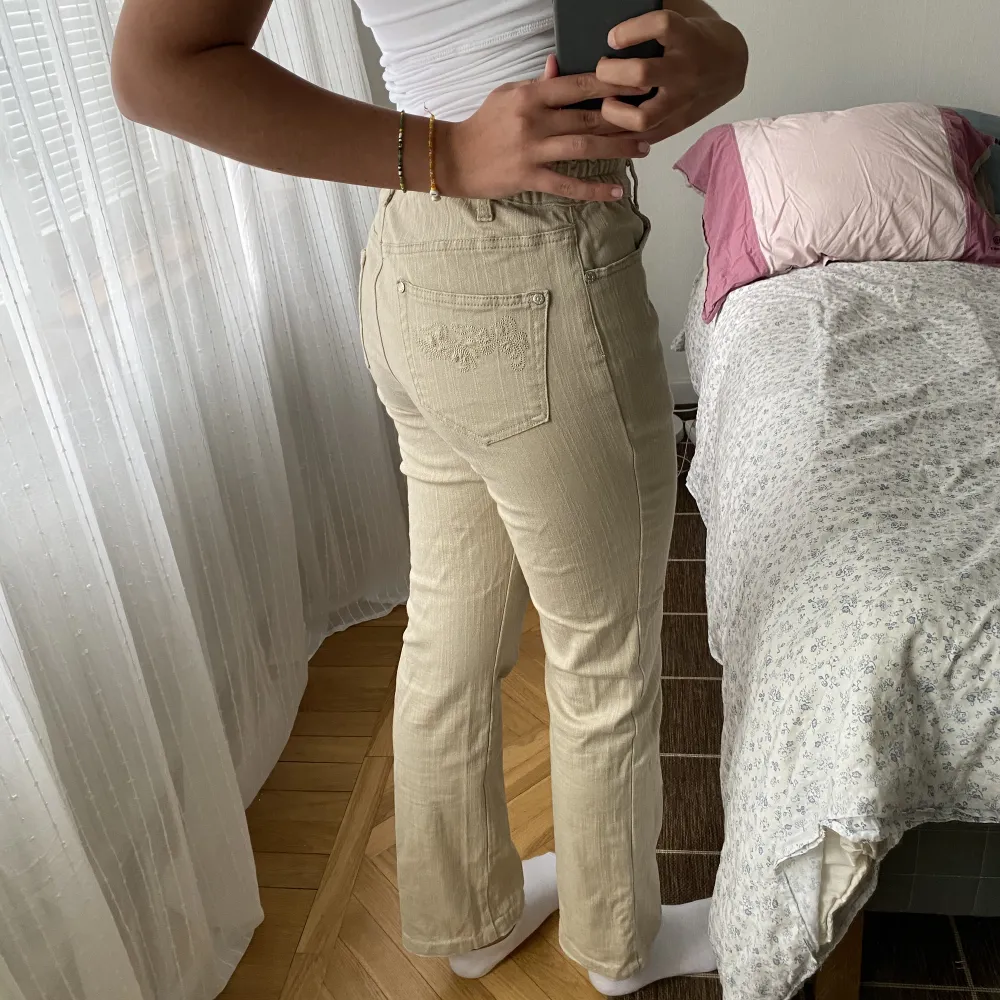 Beige jeans från nmärket cellbes. Storlek 40 med resår i sidorna så kan säkert passa en storlek upp eller ner. Jag är 176 cm lång. Köpare betalar frakt. . Jeans & Byxor.