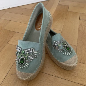 Ljusgröna slip-on/espadrillos  - Ljusgröna slip-on/espadrillos dekorerade med pärlor. Aldrig använda, säljer pga har dubbletter. 
