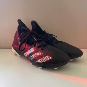 Adidas fotbollsskor - Adidas predator fotbollsskor i bra skick. Storleken är 37 (uk-4) kontakta om ni har fler frågor❤️