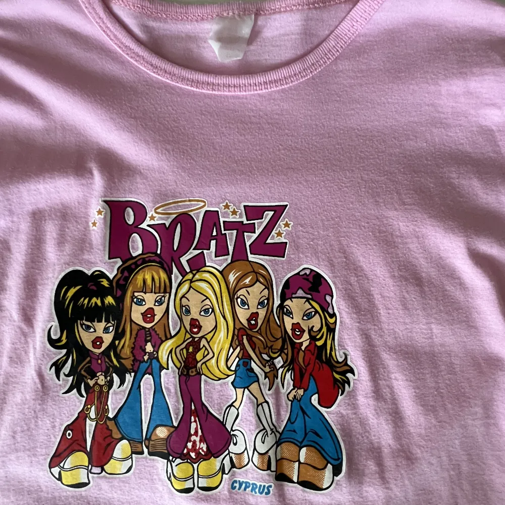 Supersöt Bratz t-shirt med fransar. Köpt i Cypern. Begagnat skick, men inga fläckar eller hål! Passar S-M🫶💕. T-shirts.