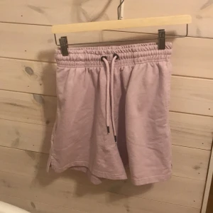 Jätte fina shorts💕 - Fina lila mjukis shorts! Säljer pågrund av att de inte kommer till användning. Skriv om ni har frågor💕💕 midjan har resår och snören.