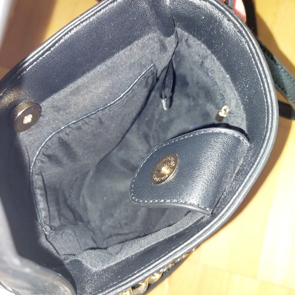 Svart bucketväska från Glamorous, använd endast 1 gång.  Mått: 20 cm bred och 17 cm hög.. Väskor.