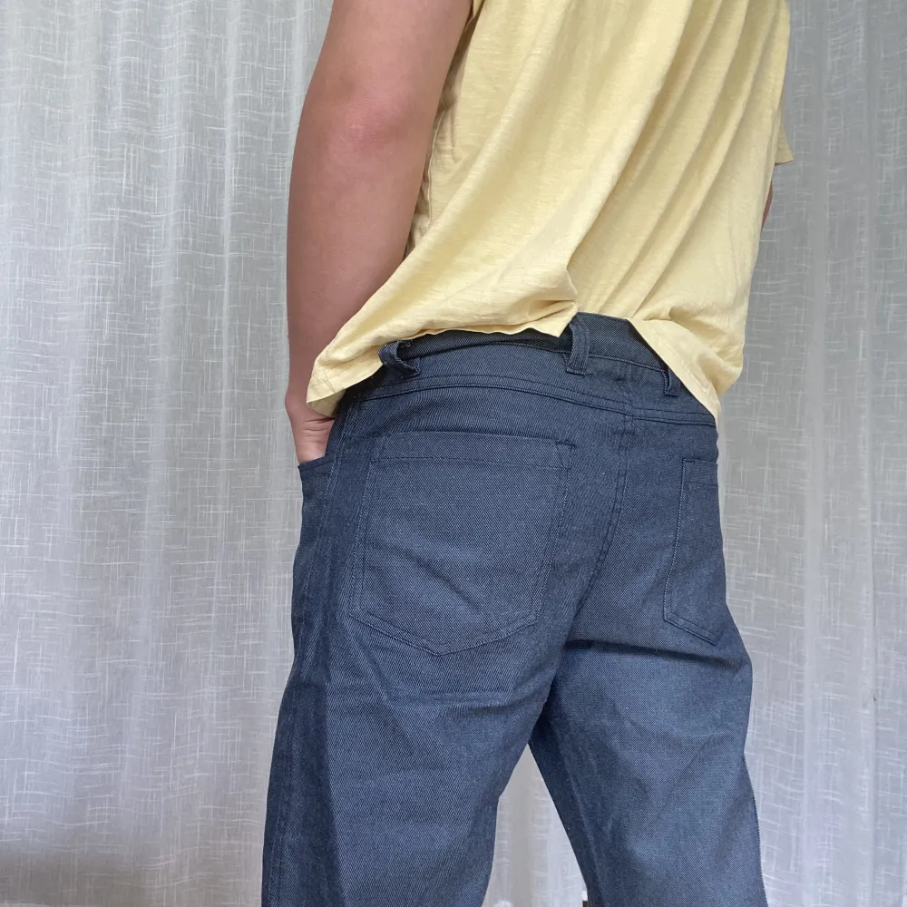 Coola cargo jeans med lite kostym känsla! Innerben 87cm. Midja mätt rakt över 46cm, ben öppning mätt rakt över 22 cm   Modell: 183cm . Jeans & Byxor.