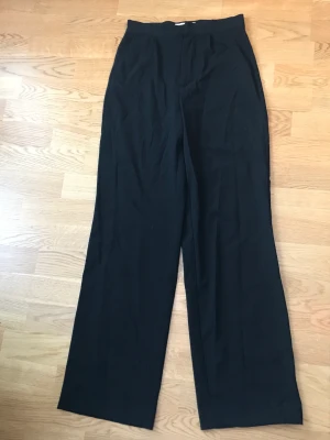 Byxor - Byxor från PULL&BEAR, bra skick säljer pga för små. Nypris 379kr
