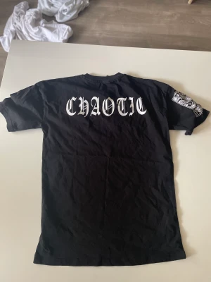 T-shirt - Svart T-shirt i bra kvalitet. Använd 2-3 gånger 