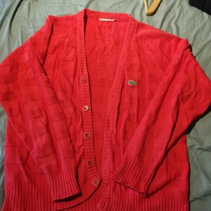 Lacoste cardigan - Snygg lacoste cardigan, lite oversixe strl M/L.  Nypris: 500 