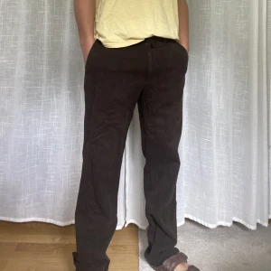 Bruna chinos Gant  - Bruna chinos i super mjukt tyg från gant! Storlek 50, inch 34,5. Innerben 81, midja mätt rakt över 35cm, ben öppning mätt rakt över 22cm   Modell: 183cm