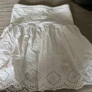 Säljer denna kjol - Jätte fin vit kjol inga flekar eller hål💗