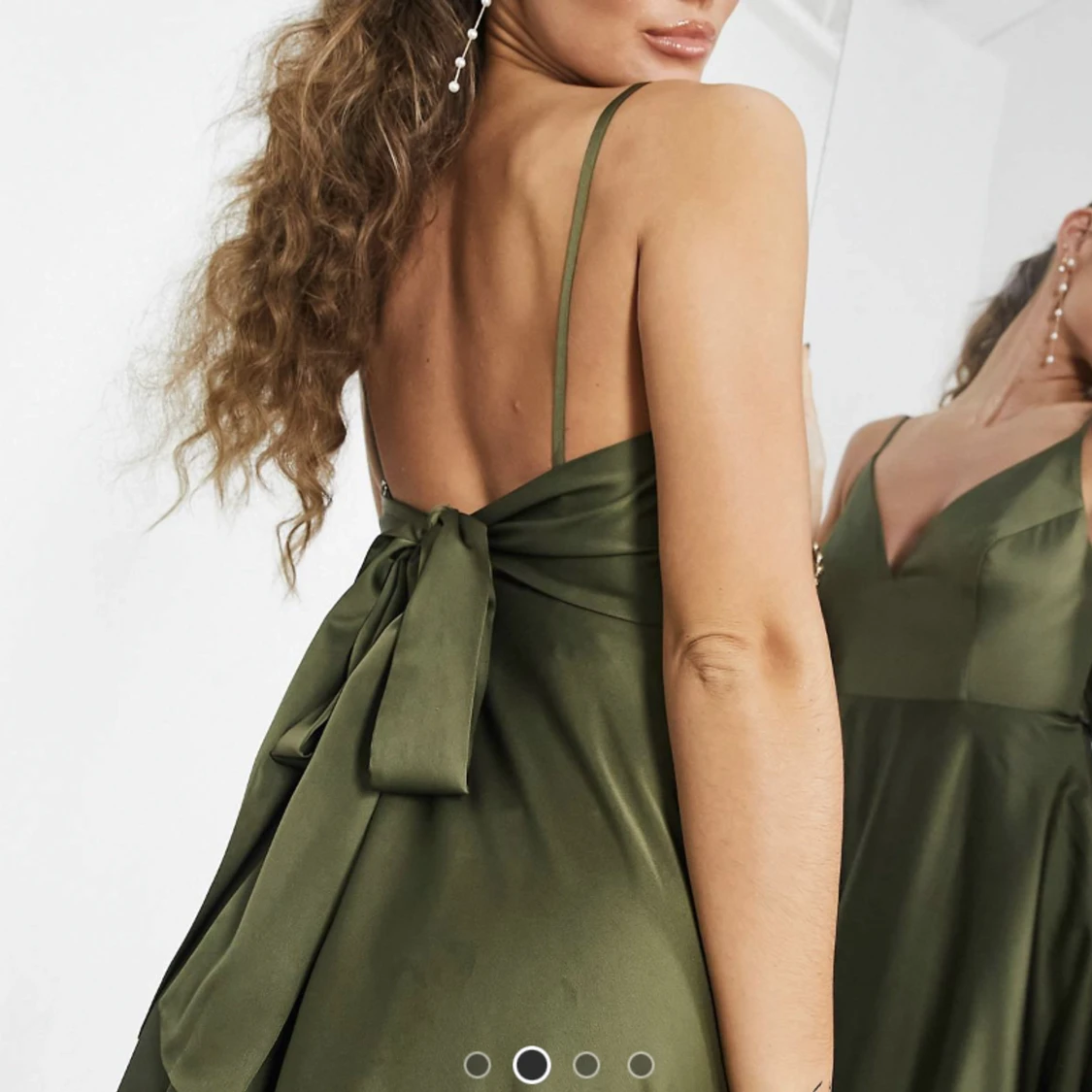 Olivgrön midiklänning i satin  - 91