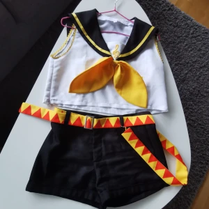 Kagamine Rin cosplay  - Är i väldigt bra skick! Nyligen tvättad, finns katt i hemmet. Om du har några frågar så fråga bara:) 