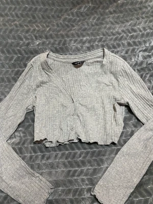 Shein topp - Grå topp från shein som aldrig blev använd. Strl S