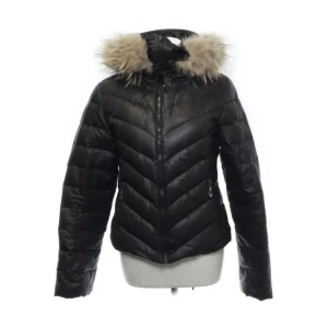 Hollies jacka  - Hollies jacka storlek 38. Lite sliten under armarna och vid fickorna, därav priset. Första bilden är inte min jacka utan bara en bild för att visa hur den sitter på