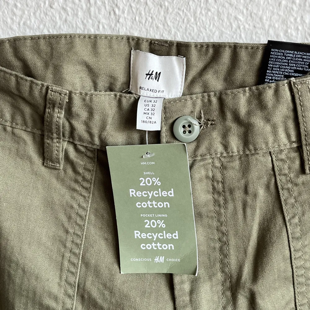 Gröna cargobyxor från H&M. Fina men passade tyvärr inte min kille. Helt oanvända🥰. Jeans & Byxor.