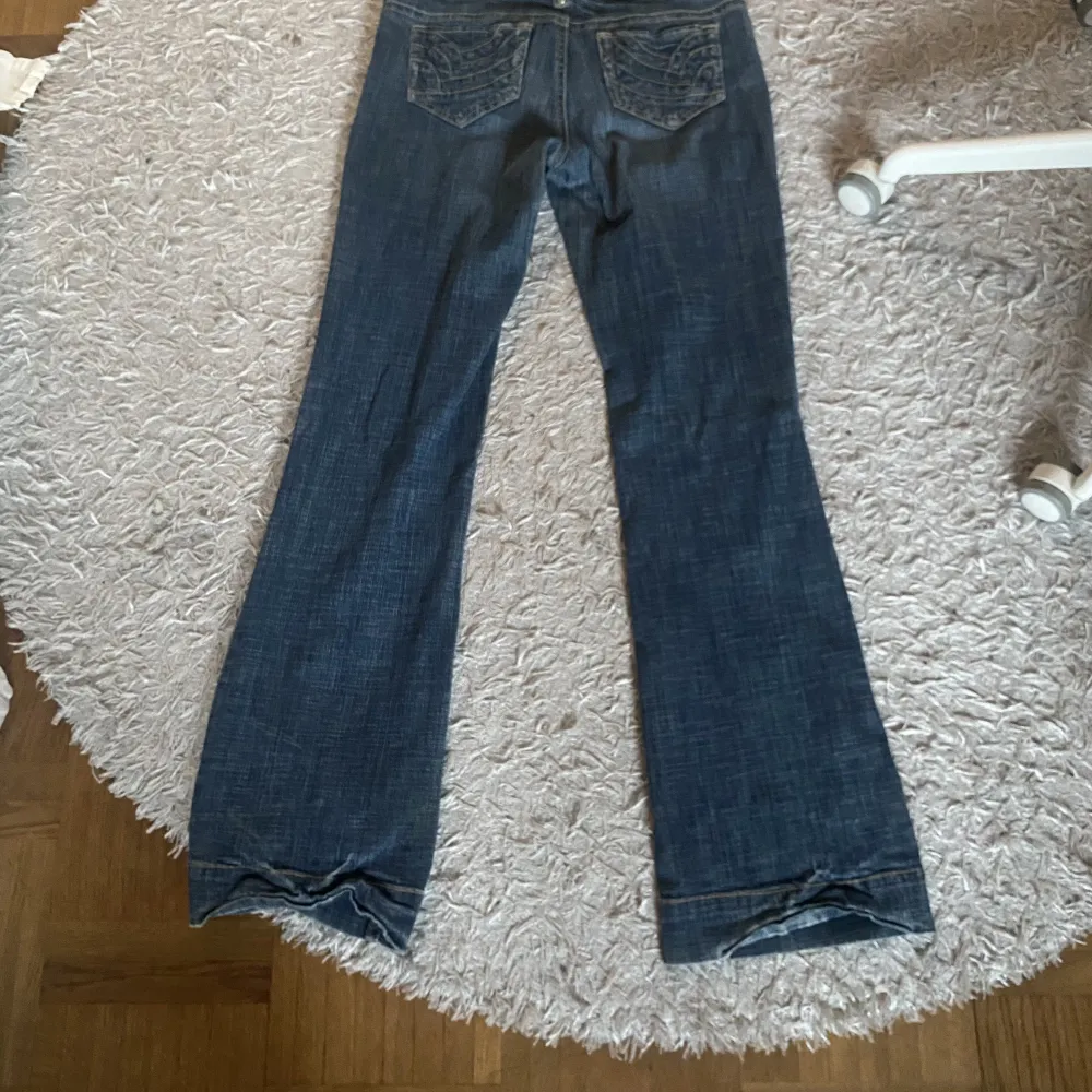 as söta lowwaist bootcut jeans som tyvär inte kommer till användning, jeansen är väldigt stretchiga och passar mig som är storlek 28 i jeans!  (de är lite slitna där nere vilket syns på 2 bilden😊). Jeans & Byxor.