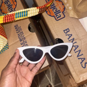 Vita solglasögon  - Vita solglasögon från ur & penn 