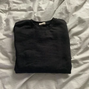 Svart sweatshirt  - Svart sweatshirt från Lindex 