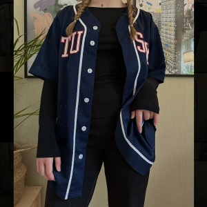 Stüssy baseballshirt - Superfin baseballshirt från Stüssy. Bra kvalitet då den fortfarande ser ut som ny. Säljer pga använder inte längre✨Köparen står för frakten!