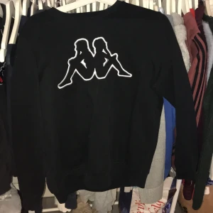Kappa sweatshirt  - En snygg Kappa sweatshirt som är i mycket bra skick, den är använd men inga synliga täcken☺️
