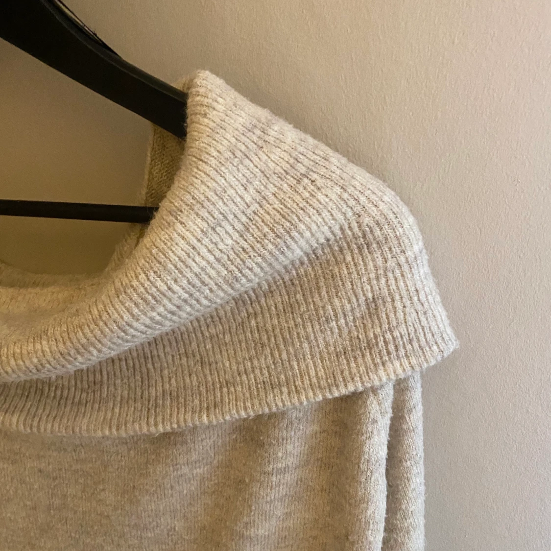 off shoulder stickad tröja  - 90