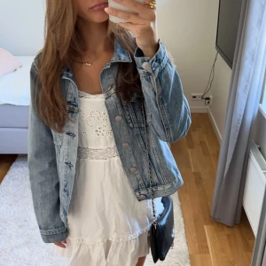 Blå jeansjacka  - Som ny! Jättesöt