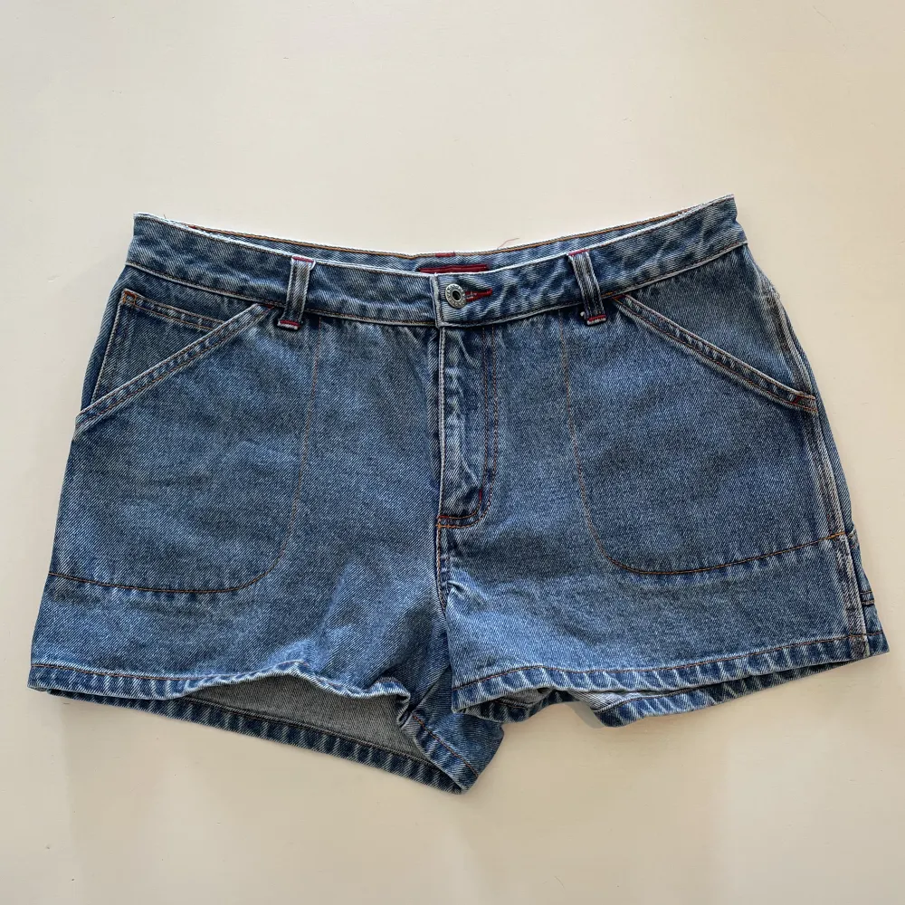 Snygga jeans shorts från Beyond retro.  Midja: 41 cm Längd: 32 cm. Shorts.