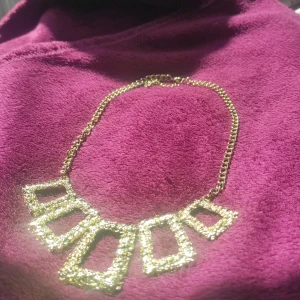 Guld halsband - Jag har typ aldrig använt de så jätte bra kvalitet 