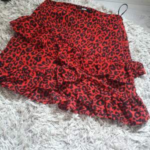 Säljer en jättensnygg röd leopardmönstrad kjol från bikbok🥰 Aldrig använd, endast testad så i nyskick🥰 säljer då jag aldrig använder den 😥. 