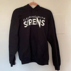 Svart hoodie med sleeping with sirens köpt från Impericon. Knappt använd. Nypris: 559 kr