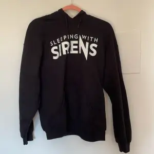 Svart hoodie med sleeping with sirens köpt från Impericon. Knappt använd. Nypris: 559 kr