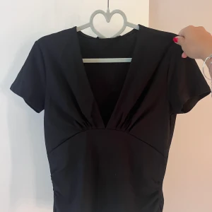 Svart festtopp  - Svart topp från bikbok storlek S använd två gånger 