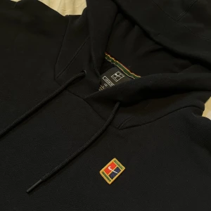 Nike Court Hoodie (L) - Svart Nike Court hoodie med lös passform och kortare midja. Nypris 750 kronor, knappt använd:)