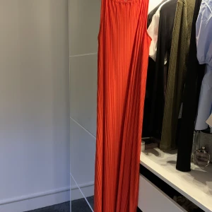 Långklänning  - Långklänning från Gina Tricot Aldrig använd, lapp och sånt kvar.  Säljer då den inte passar mig❤️‍🔥