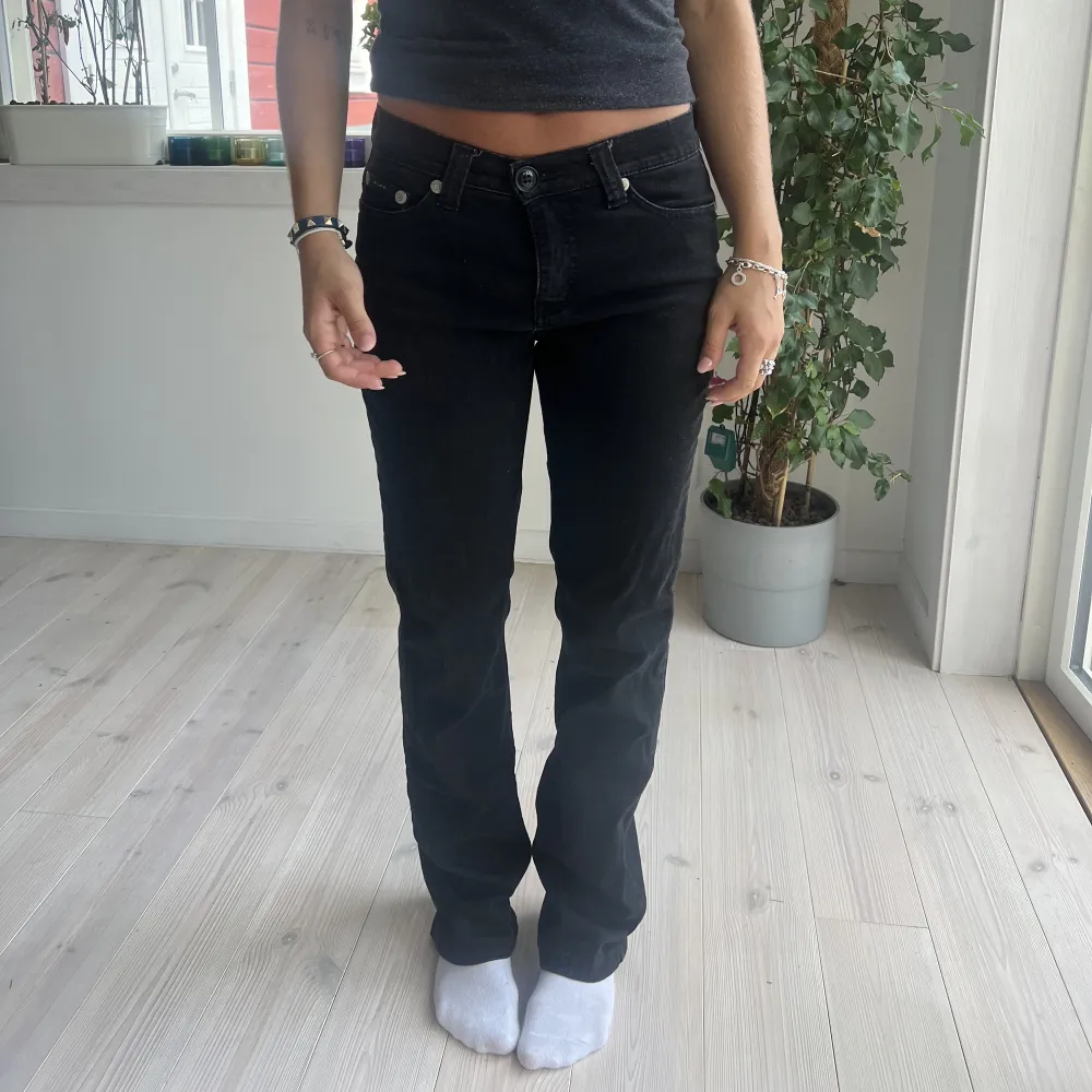 Svarta lågmidjade jeans från M.A.P.P i fint skick.. Jeans & Byxor.