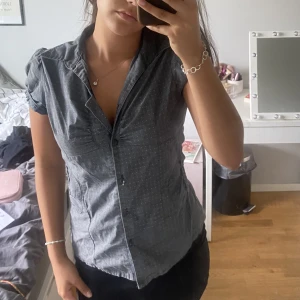 Grå prickig topp/skjort/blus - Jätte söt prickig topp/blus/skjorta som jag köpt secondhand, sitter super fint och har inga defekter. 