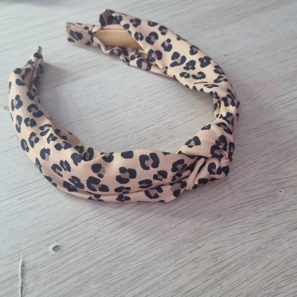 Ett diadem jag inte kommer använda! Det är leopard mönster!. Accessoarer.