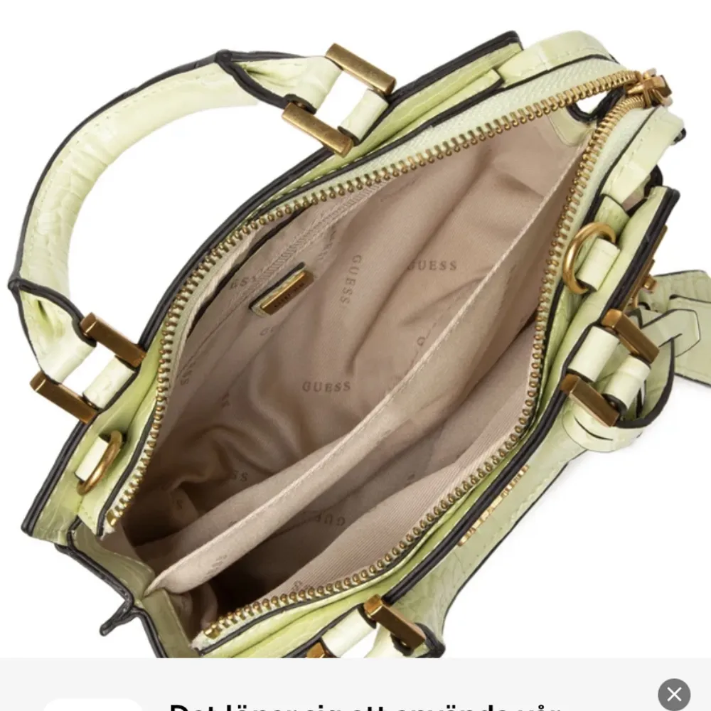 Väska från Guess i perfekt skick, använd en gång💗 nypris: 1300kr, säljer den för 750kr + frakt💕har egna bilder om så önskas. Väskor.
