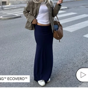 Lågmidjad kjol Nelly  - Lågmidjad kjol från Nelly Stl XS, helt oanvänd med lappen kvar. Lite genomskinlig.