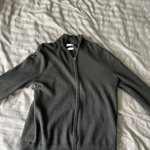 Full zip these glory days - lite kort om märket: Med fokus på kvalitet och detaljer tar These Glory Days fram produkter som påminner om en svunnen tid. Alltså är du ute efter en underbar kofta har du hittat rätt.